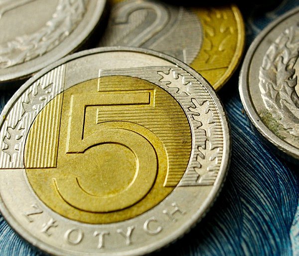 Setki tysięcy Polaków otrzymały nowe świadczenie. Co z resztą?-50404