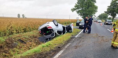 Dachowanie BMW na krajówce. Wyglądało to groźnie-50427