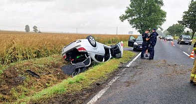 Dachowanie BMW na krajówce. Wyglądało to groźnie-50427