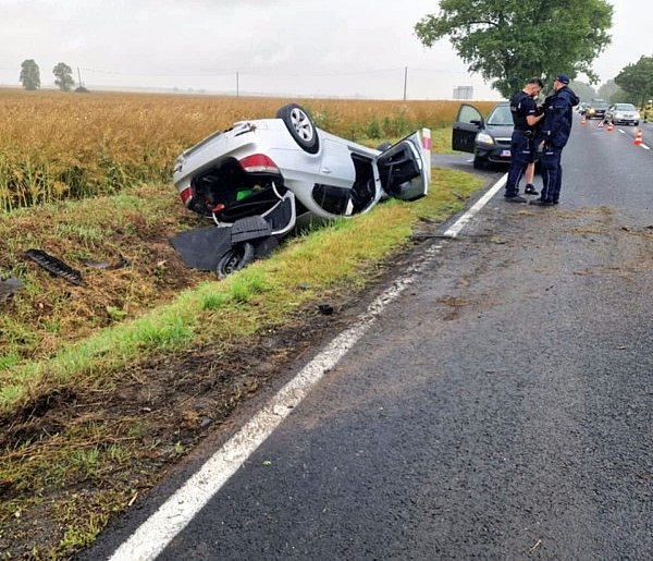 Dachowanie BMW na krajówce. Wyglądało to groźnie-50427