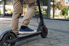 Zderzyły się hulajnoga i rower. Uczestnicy kraksy razem mieli 24 lata-50569