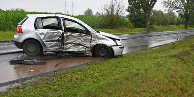 Uderzył w drzewo, pasażerka trafiła do szpitala-50866