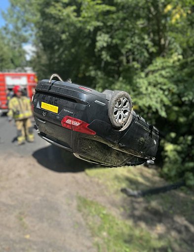 Citroen dachował na leśnej drodze -51209