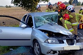19-latka uderzyła seatem w drzewo. Dramatyczna akcja ratunkowa-51235