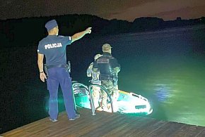 Mundurowi patrolowali jezioro w poszukiwaniu kłusowników-51500