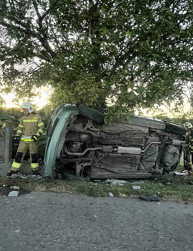 Wypadek koło Janikowa. Auto kompletnie rozbite-51607