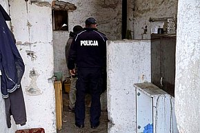 Jest zimno. Policjanci sprawdzają pustostany-5992
