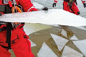 Policja i WOPR ostrzegają: Lód jest cienki!-5998