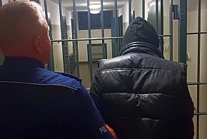 Uciekał audi przed policjantami gruntówkami i po polach. Bezskutecznie...-52860