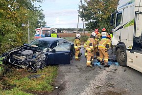 Lexus zderzył się z ciężarówką.  Tragedia była o krok-53064