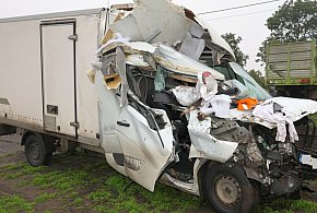 Bus wbił się w przyczepę rolniczą! Kierowca cudem przeżył-53127