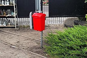 Widzisz taki pojemnik na cmentarzu. Oto, do czego służy-53351