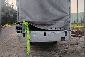 Zakrył tablicę rejestracyjną i światła. Skończył z mandatem i punktami-53385