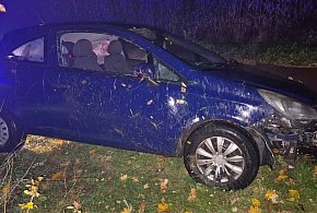Z promilami za kierownicą – samochód w rowie, kierowca w kłopotach-53412