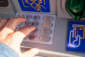 Z kont znikały pieniądze. Policja i bank badają ogólnopolski incydent-53550