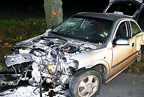 Jechał oplem bez uprawnień. Po uderzeniu w dwa drzewa skończył w szpitalu-53654