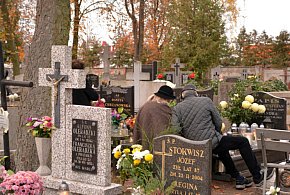 Savoir-vivre na 1 listopada. Jak się zachować podczas wizyty na cmentarzu?-53723
