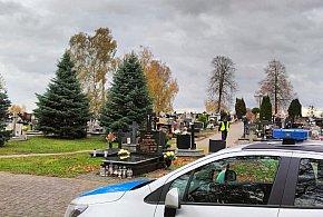 Policjanci czuwają nad bezpieczeństwem w rejonie cmentarzy-53693