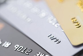 52-latek z Pakości wpadł po zakupach alkoholu i papierosów cudzą kartą-53960