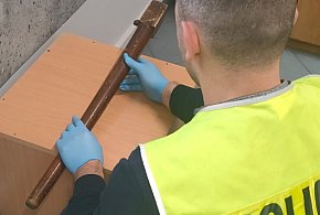 Spacerował po Janikowie z nogą od stołu i groził mieszkańcom-54074