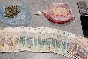 Z nożem po ulicy, narkotyki w pralce. 38-latek trafił do aresztu-54092