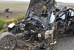 BMW rozbite na drzewach. 18-latek trafił do szpitala-54128