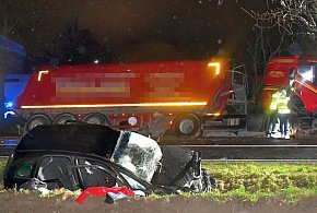 Opel wjechał wprost pod ciężarówkę. Nie żyje kobieta, dwie osoby ranne-54191