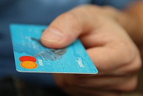 Fiskus skontroluje płatności kartą Polaków? Resort zabiera głos-54383