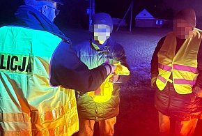 Policjanci rozdają kamizelki odblaskowe-54555