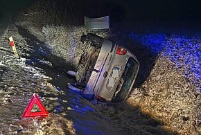 Renówka dachowała na oblodzonej drodze-54552