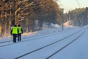 Policjanci z Gniewkowa zabezpieczają kolejowe szlaki-54642