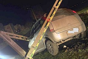 Przesadziła z prędkością i uderzyła w słup-55002