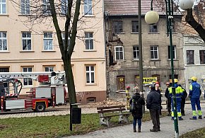 W centrum miasta rozsypuje się kamienica. Jest poważne zagrożenie!-55182