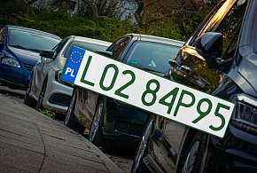 Tablice z zielonymi napisami na kolejnych autach. Nie chodzi o "elektryki"-55347