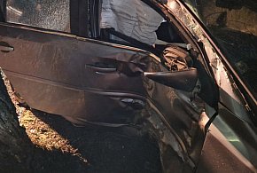 Opel skończył na drzewie. Uważajcie na drogach!-55420