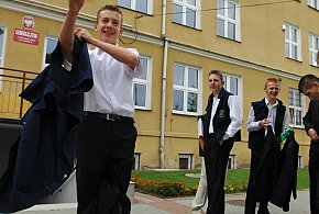 Czy szkoła może narzucać uczniom fryzurę i strój MEN wyjaśnia-55482