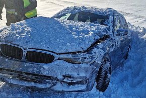 BMW skończyło w przydrożnym rowie. Uważajcie na drodze!-55618