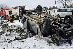Jedna osoba w szpitalu po tym dachowaniu-55717