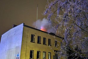 Pożar sadzy w kominie. Strażacy interweniują w Rojewie-55747