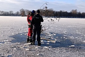 Lód na jeziorze to pułapka. Służby zabezpieczyły przeręble na Gople-55828