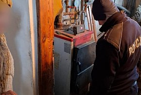 Policjanci pomogli seniorce. W domu było zimno-55903