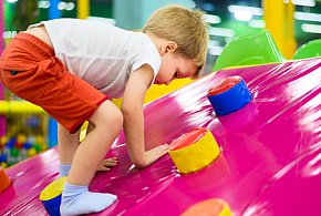 Zostawiasz dziecko w sali zabaw? Urząd wykrył poważne uchybienia-56076