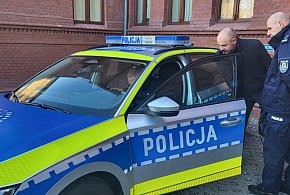 Nowy radiowóz dla policjantów z Pakości-56131