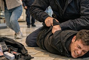 „Pomocy, złodziej!” 17-latek uciekł z perfumami. Zatrzymał go policjant po służbie