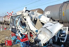 Chwile grozy na przejeździe. Dostawczak wjechał pod pociąg
