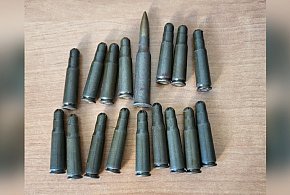 Narkotyki i amunicja na posesji. 46-latek z zarzutami