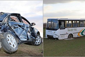 Zderzenie autobusu szkolnego z Audi. Trzy osoby w szpitalu