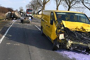 Groźny wypadek. Ciągnik rozleciał się na kawałki po zderzeniu z busem
