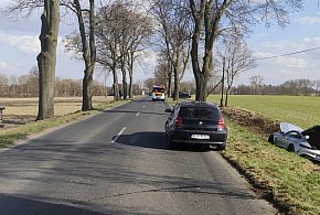 Wyprzedzanie zakończone wypadkiem. Jedna osoba w szpitalu