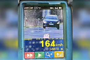 Pędził 164 km/h 70-ce. Stracił prawo jazdy i słono zapłaci